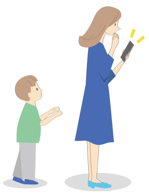 スマホを見る女性と子供1