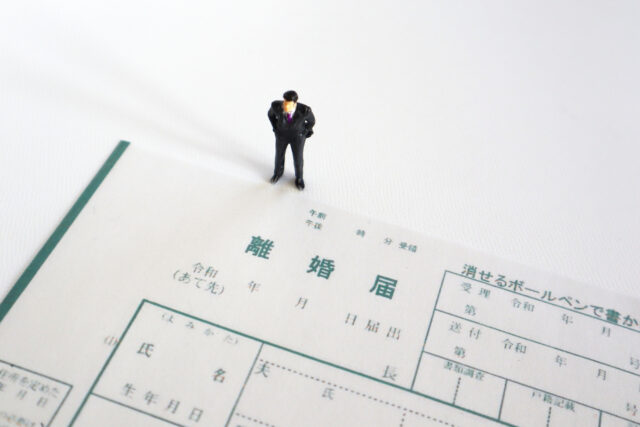離婚届と男性2