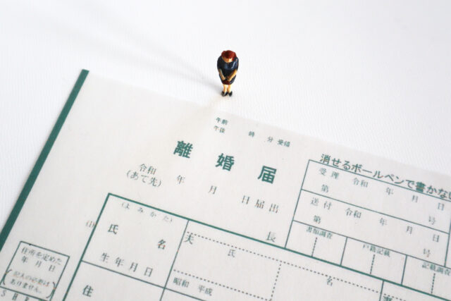 離婚届と女性1