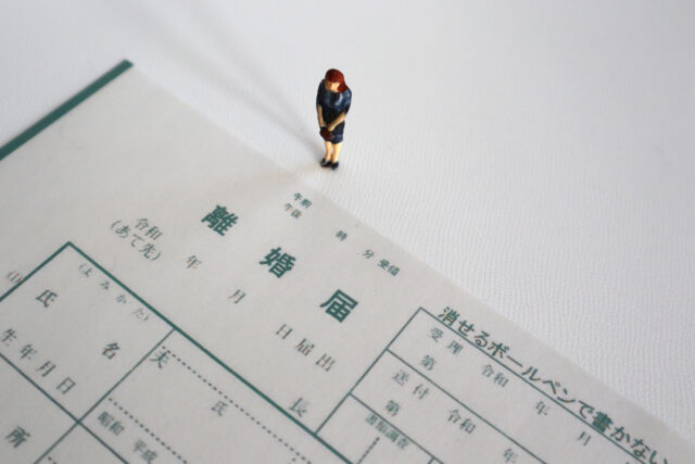 離婚届と女性2