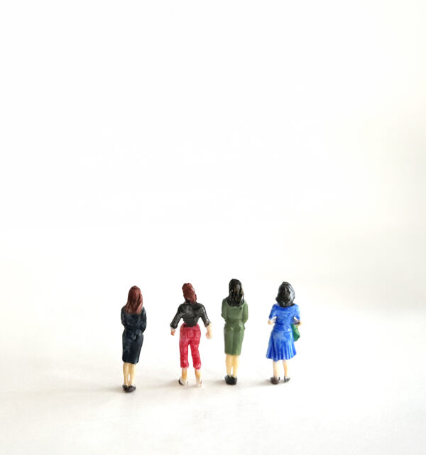 女性4人後ろ姿上余白