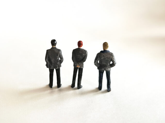 ビジネスマン3人後ろ姿