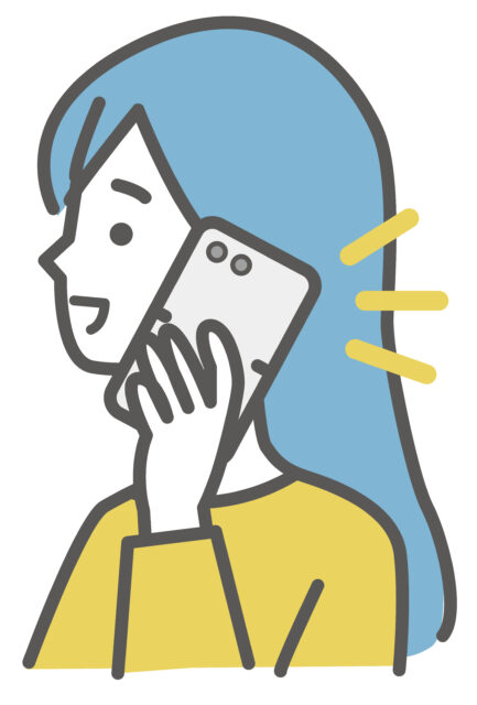 折りたたみスマホを使う女性1